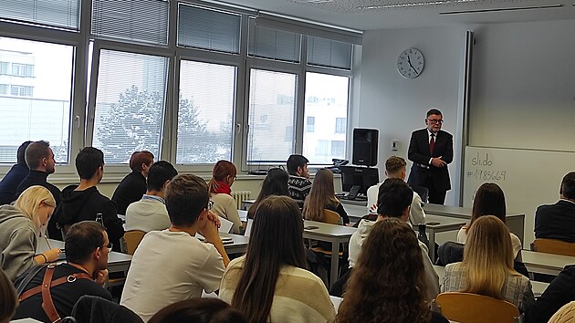 Ministr financ Zbynk Stanjura debatoval 6. prosince 2023 se studenty Masarykovy univerzity v Brn.