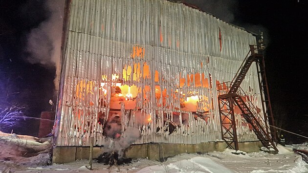 V noci z neděle na pondělí hasiče zaměstnal požár velkého skladu sena u Horní Cerekve na Pelhřimovsku. Plameny zničily majetek za 25 milionů korun.