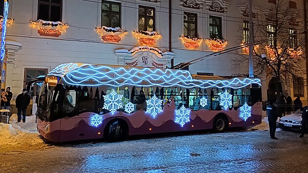 Jihlavský vánoční trolejbus je z venkovní strany polepený fóliemi několika...