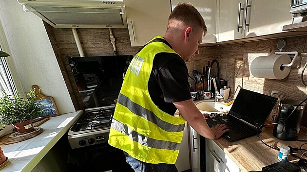 Policist� provedli 29 prohl�dek v Kyjev�, Dn�propetrovsku, Kirovohradu, Ternopilu, Poltav� a �ernihivsku. Zabavili t�m�� 60 notebook�, des�tky mobiln�ch telefon�, 75 tis�c americk�ch dolar�, bankovn� a SIM karty a 6 automobil�.