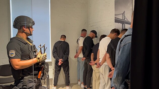 Podvodn�ci ob�rali o pen�ze lidi z cel� Evropy. Na rozkryt� gangu se pod�lela �esk� policie.