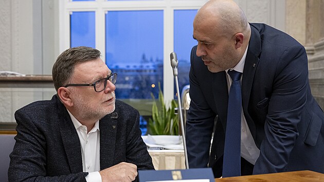 Zasedání tripartity. Zleva ministr financí Zbyněk Stanjura a předseda Odborového svazu Kovo Roman Ďurčo. (4. prosince 2023)