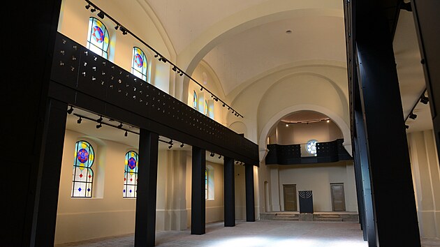Rekonstrukce žatecké synagogy začala v roce 2019, rozsáhlé práce ze 55 milionů byly dokončeny teprve nedávno. Hlavní budovu zdobí vitrážová okna, obnovená sgrafita a na kopulích tři nové pozlacené Davidovy hvězdy.