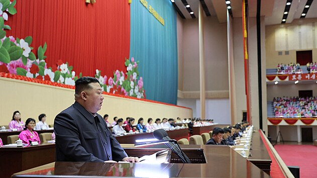 Severokorejsk vdce Kim ong-un na 5. nrodnm setkn matek v Pchjongjangu (5. prosince 2023)