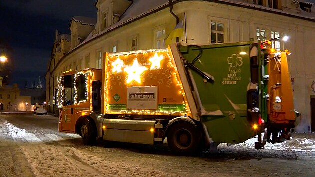 Vánoční popeláři brázdí Prahu s ozdobeným vozem