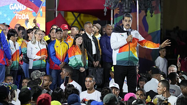 Venezuelský prezident Nicolás Maduro zdraví své příznivce během volebního referenda. (3. prosince 2023)