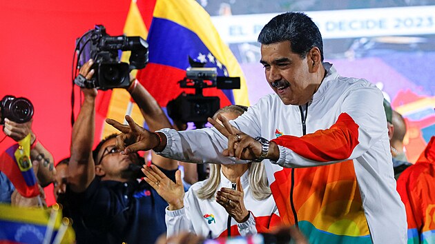 Venezuelsk prezident Nicols Maduro promlouv ke svm pznivcm bhem volebnho referenda. (3. prosince 2023)