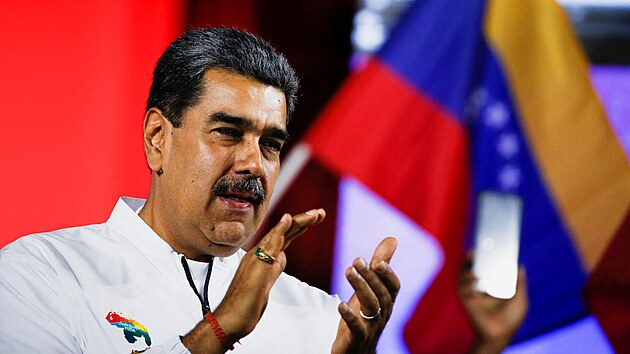 Venezuelsk prezident Nicols Maduro promlouv ke svm pznivcm bhem volebnho referenda. (3. prosince 2023)