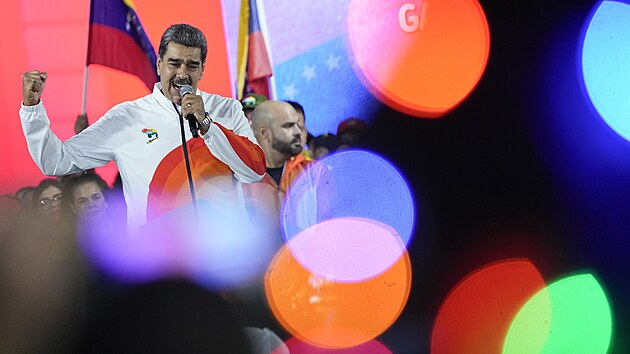Venezuelsk prezident Nicols Maduro promlouv ke svm pznivcm bhem volebnho referenda. (3. prosince 2023)