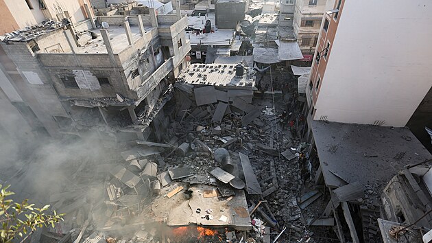 Dům zničený izraelským úderem během probíhajícího konfliktu mezi Izraelem a palestinskou islamistickou skupinou Hamás v Chán Júnisu na jihu Pásma Gazy (4. prosince 2023)