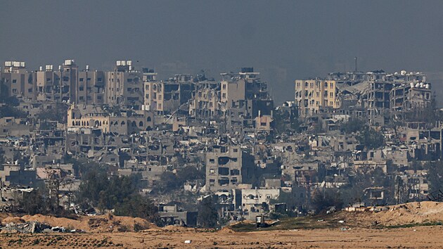 Ruiny budov v jin sti Psma Gazy na rovni msta Chn Jnis (4. prosince 2023)