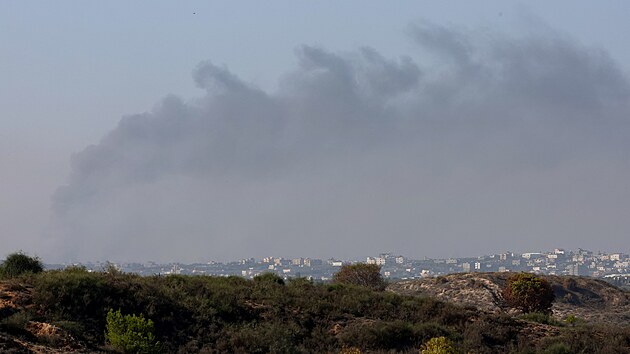 Ruiny budov v jižní části Pásma Gazy na úrovni města Chán Júnis (4. prosince 2023)