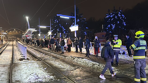 Řidič v pražských Hlubočepech sjel s autem přímo do kolejí a střetl se s tramvají. (6. prosince 2023)