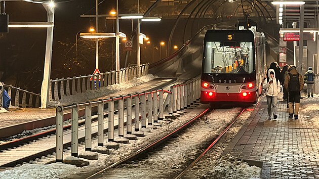 Řidič v pražských Hlubočepech sjel s autem přímo do kolejí a střetl se s tramvají. (6. prosince 2023)