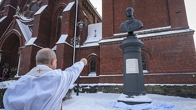 Pesunut sochy arcibiskupa Rudolfa na Mrov nmst zahjilo oslavy vro oslav 195. vro vtkovickch elezren.