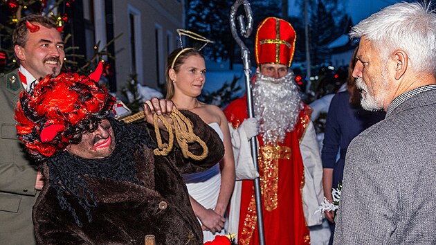 Prezidentský pár na návštěvě dětského domova v Sedloňově. Petra Pavla s manželkou přivítal Mikuláš s čertem a andělem. (5. prosince 2023)