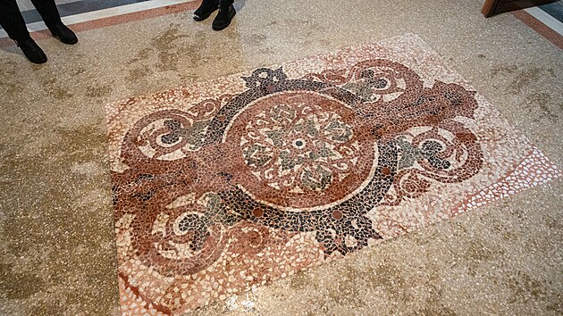 Pvodn mozaiku v podlaze vyzli a znovu vloili do opravenho povrchu. (prosinec 2023)