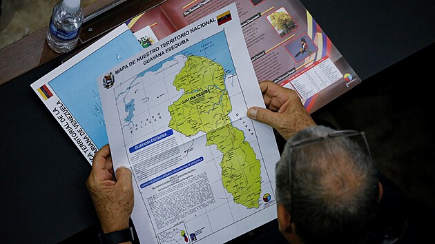 Venezuelský poslanec drží mapu, na které je sporný region Esequibo označen jako součást Venezuely (6. prosince 2023).