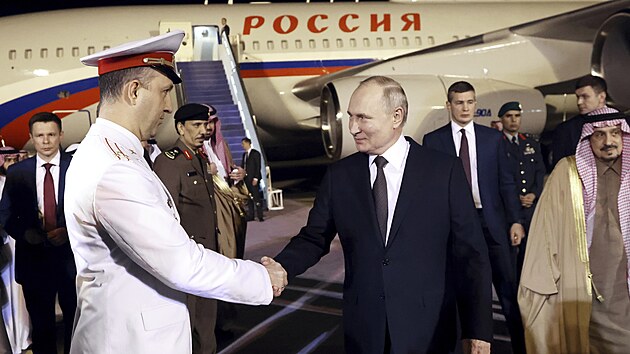 Ruský prezident Vladimir Putin na letišti v Rijádu v Saúdské Arábii (6. prosince 2023)