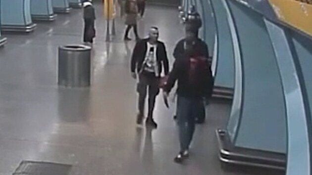 Mu�, kter� vyhro�oval ma�etou revizor�m, se nechal odzbrojit jin�m cestuj�c�m s �erven�m batohem (vpravo).