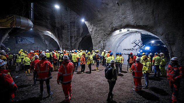 Dělníci v rámci stavby metra D prorazili poslední metry ze spojovacího tunelu ze stanice Pankrác do stanice Olbrachtova. (1. prosince 2023)
