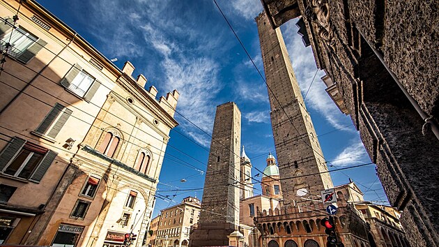 Stedovk ikm v Garisenda v historickm centru Bologni je velmi oblbenou mstn pamtkou, te je ale kvli patn statice opatena bezpenostnmi ztarasy. (27. jna 2023)