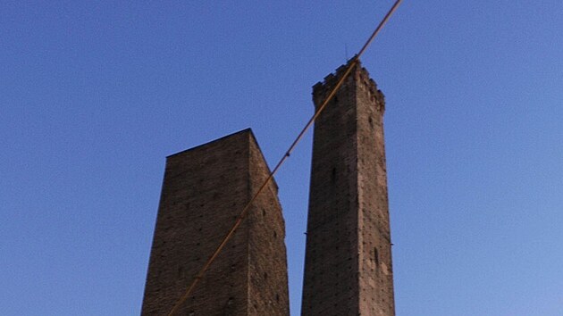 Stedovk ikm v Garisenda v historickm centru Bologni je velmi oblbenou mstn pamtkou, te je ale kvli patn statice opatena bezpenostnmi ztarasy. (15. listopadu 2023)