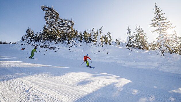 Na ly�a�e �ek� na �vod sezony p�es �est kilometr� sjezdov�ch trat�.