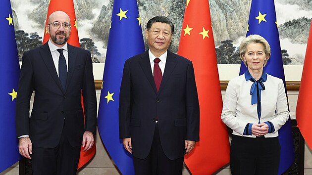 nsk prezident Si in-pching bhem setkn s fem Evropsk rady Charlesem Michelem a pedsedkyn Evroosk komise Ursulou von der Leyenovou v Pekingu. (7. prosince 2023)