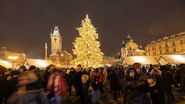 Na Staroměstském náměstí se v sobotu v 16:30 rozzářil vánoční smrk původem z Českolipska. (2. prosince 2023)