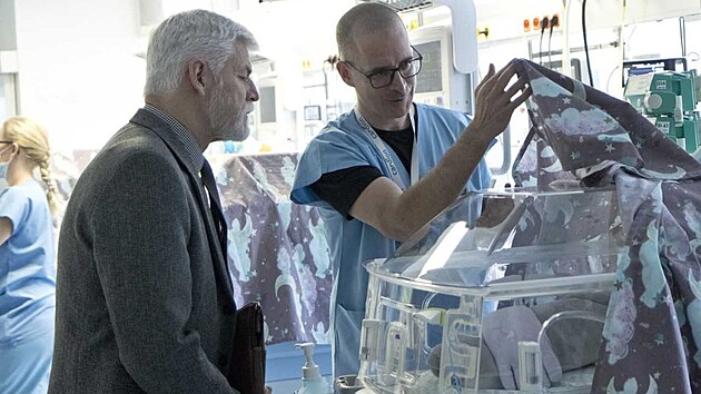 Prezident Petr Pavel v hradecké fakultní nemocnici nahlédl na jednotku intenzivní a resuscitační péče pro donošené i nedonošené novorozence. (5. prosince 2023)