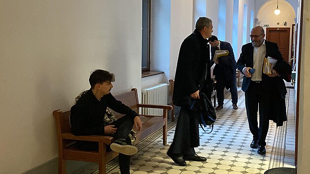 Adam Ondr��ek na chodb� Krajsk�ho soudu v Plzni. �alobce jej vin� z pokusu t�k�ho ubl�en� na zdrav�. (6. prosince 2023)