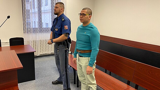 Eskorta p�ivedla do soudn� s�n� majitele kasina v A�i. Letos v dubnu napadl baseballovou p�lku mu�e, kter� se dom�hal vstupu dovnit�. (6. prosince 2023)