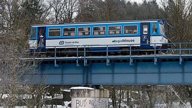 Motorov vz ady 810 na trati z Pkosic do Nezvstic na Plzesku. Vz je pezdvn Orchestrion, Autobus nebo ukafon.
