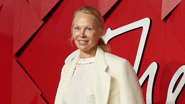 Pamela Andersonov� na Fashion Awards uk�zala, jak vypad� bez make-upu. (Lond�n, 4. prosince 2023)