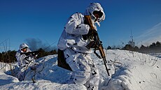 Zimní cviení ukrajinských voják v ernihivské oblasti (5. prosince 2023)