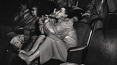 Weegee v potemnlých sálech newyorských kin fotil na infraervený film...