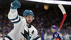 Tomá Hertl ze San Jose slaví svj gól proti NY Islanders.