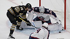 Spencer Martin v brance Columbusu ma�í pokus Pavla Zachy z Bostonu.