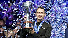 Ronnie O'Sullivan s trofejí pro vít�ze snookerového UK Championship.