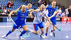 eská florbalistka Karolína Klubalová mezi védskou dvojicí Moa Anderssonová...