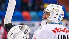 Branká� Hradce Králové Jan Luká� d�kuje fanou�k�m.