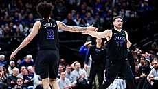 Luka Doni a Dereck Lively z Dallas Mavericks slaví proti Utah Jazz.