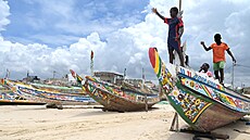 Senegalci se vydávají na oceán v pirogách. �asto ov�em do cíle na Kanárských...