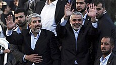 Exilový šéf Hamásu Cháled Mašál (vlevo) a premiér Hamásu Ismail Haníja mávají...