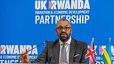 Britský ministr vnitra James Cleverly a rwandský ministr zahraniních vcí...