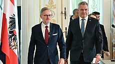 Český premiér Petr Fiala a rakouský spolkový kancléř Karl Nehammer po společném...