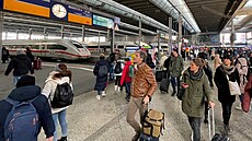 Lidé se procházejí na hlavním vlakovém nádraí Hauptbahnhof, poté, co Bavorsko...