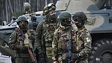 Vojáci ruských armádních jednotek radianí, chemické a biologické ochrany ve...
