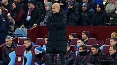 Kou� Manchesteru City Pep Guardiola v utkání s Aston Villou.